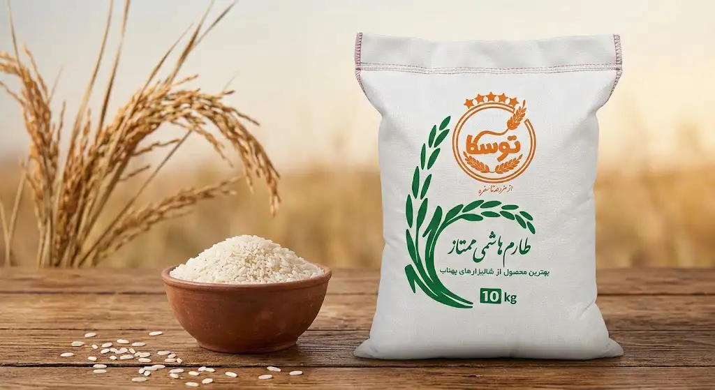 کیسه ۱۰ کیلویی برنج طارم هاشمی ممتاز توسکا به همراه کاسه سفالی پر از برنج خام در پسزمینه شالیزار